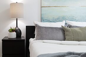 Modern Condo in Financial District