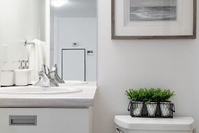 Modern Condo in Financial District