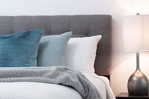 Modern Condo in Financial District