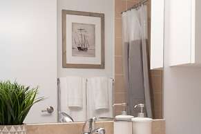 Modern Condo in Financial District