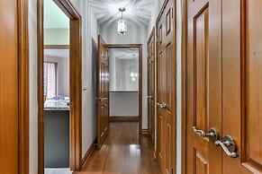 Stunning Victorian House in the Annex