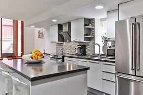 Stunning Victorian House in the Annex