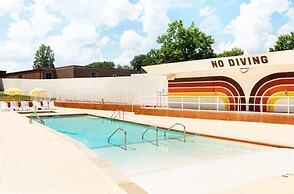 The Dive Motel & Swim Club