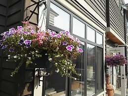 Sunny Island by White Rock B&B