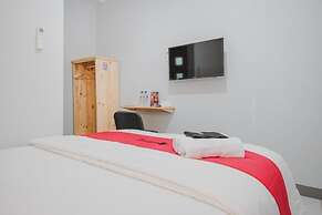 RedDoorz Syariah near Siloam  Hospital Kebon Jeruk