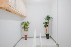 RedDoorz Syariah near Siloam  Hospital Kebon Jeruk