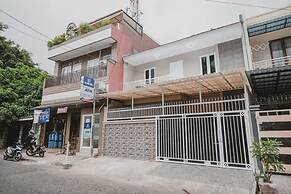 RedDoorz Syariah near Siloam  Hospital Kebon Jeruk