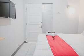 RedDoorz Syariah near Siloam  Hospital Kebon Jeruk