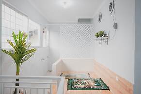 RedDoorz Syariah near Siloam  Hospital Kebon Jeruk