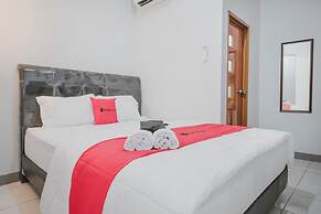 RedDoorz Syariah near Siloam  Hospital Kebon Jeruk