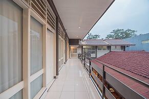 RedDoorz plus near Museum Geologi Bandung