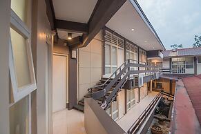 RedDoorz plus near Museum Geologi Bandung