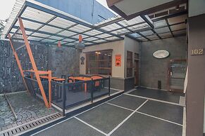 RedDoorz plus near Museum Geologi Bandung