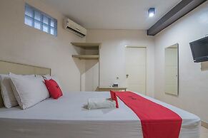 RedDoorz plus near Museum Geologi Bandung