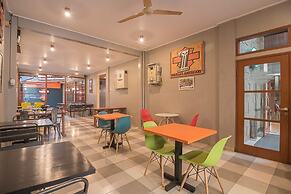 RedDoorz plus near Museum Geologi Bandung