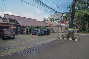 RedDoorz plus near Museum Geologi Bandung