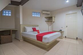 RedDoorz plus near Museum Geologi Bandung