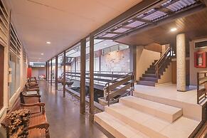 RedDoorz plus near Museum Geologi Bandung