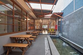 RedDoorz plus near Museum Geologi Bandung