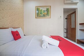 RedDoorz near Setrasari Mall 2