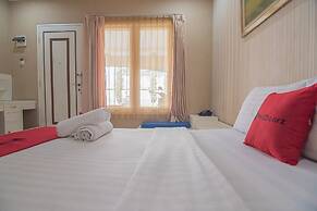 RedDoorz near Setrasari Mall 2