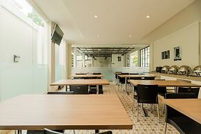 RedDoorz Plus near Lippo Mall Kemang 2