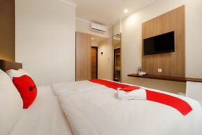 RedDoorz Plus near Lippo Mall Kemang 2