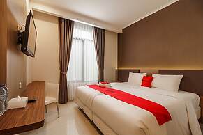 RedDoorz Plus near Lippo Mall Kemang 2