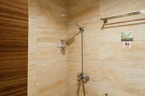 RedDoorz Plus near Lippo Mall Kemang 2