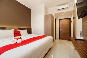 RedDoorz Plus near Lippo Mall Kemang 2