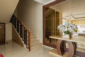 RedDoorz Plus near Lippo Mall Kemang 2