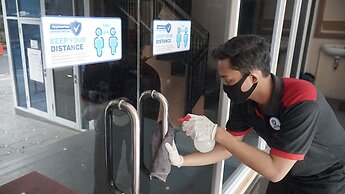 RedDoorz Plus near Plaza Blok M