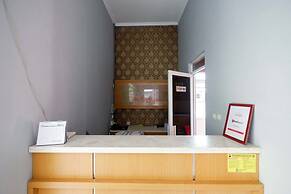 RedDoorz near Solo Square 3