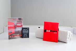 RedDoorz near Solo Square 3