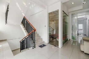 RedDoorz Syariah Plus near Pancoran 2