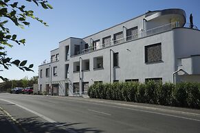 7 Hotel & Boardinghouse