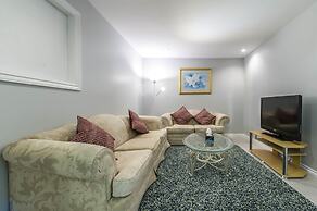 Family Home-Metrotown by Elevate Rooms