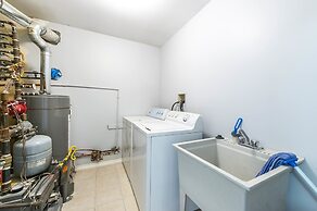 Family Home-Metrotown by Elevate Rooms