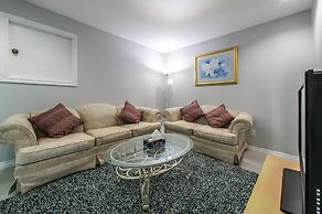 Family Home-Metrotown by Elevate Rooms