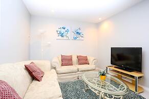 Family Home-Metrotown by Elevate Rooms