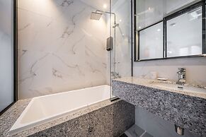 Hotel the Castle Sincheon