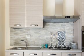 Casetta vista mare in piazza a Mondello