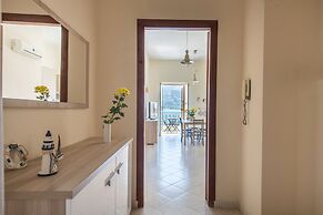 Casetta vista mare in piazza a Mondello