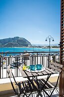 Casetta vista mare in piazza a Mondello