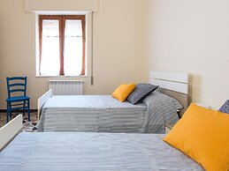 Casetta vista mare in piazza a Mondello