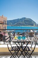 Casetta vista mare in piazza a Mondello