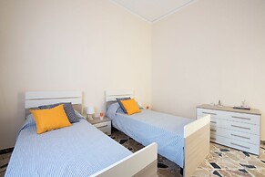 Casetta vista mare in piazza a Mondello