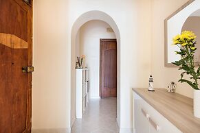 Casetta vista mare in piazza a Mondello