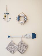 Casetta vista mare in piazza a Mondello