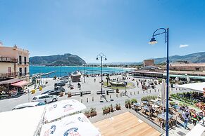 Casetta vista mare in piazza a Mondello